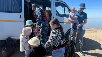 Фотография к новости: Талдыкөлден эвакуацияланған тұрғындарға дәрігерлер көмек көрсетуде