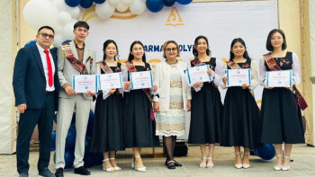 Фотография к новости: «Алтын белгі» иегерлеріне білім гранттары табысталды