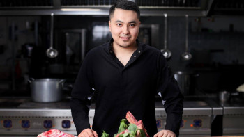 Фотография к новости: Су тасқыны. "Бас аспаз" атауымен танымал атыраулық жұртты тегін тамақтандырды