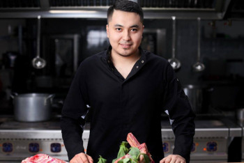 Фотография к новости: Су тасқыны. "Бас аспаз" атауымен танымал атыраулық жұртты тегін тамақтандырды