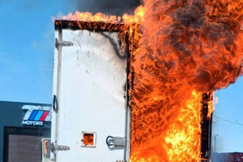 Фотография к новости: Өрт сөндірушілер көліктегі өртті сөндірді