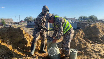 Фотография к новости: Су тасқыны. Ырғыз ауданында бір тәулікте 3300 қап төселді