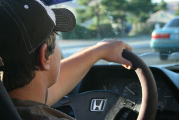 Фотография к новости: Жасөспірімге көлік тізгіндеуге рұқсат берген полицейге қатысты тексеріс басталды