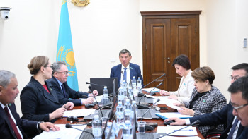 Фотография к новости: Сенатта ғылым мен технологиялық саясатты дамыту мәселесі талқыланды