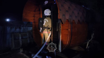 Фотография к новости: Өрт сөндірушілер БҚО-да моншаның өртенуін жойды