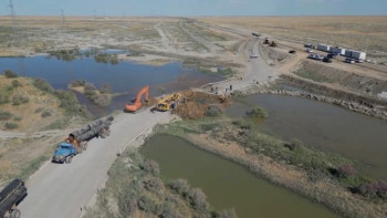 Фотография к новости: "Атырау-Астрахань" тас жолының астынан су өткізгіш құбыр салынды