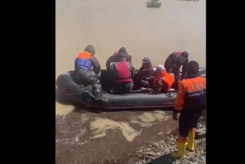 Фотография к новости: Су тасқыны. Атырауда 95 бас жылқы қауіпсіз жерге шығарылды