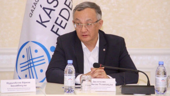 Фотография к новости: БҚО-да су тасқынынан зардап шеккен кәсіподақ мүшелеріне сертификаттар табыстады