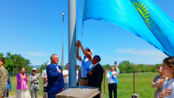 Фотография к новости: Екпінді ауылында 20 метрлік Ту тұғырға қонды