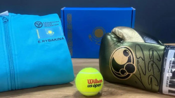 Фотография к новости: Головкиннің қолғабы мен Рыбакинаның тенис добы аукционда сатылады