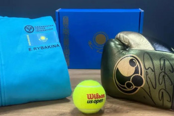 Фотография к новости: Головкиннің қолғабы мен Рыбакинаның тенис добы аукционда сатылады