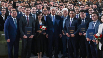 Фотография к новости: Президент жас ғалымдарға пәтер сертификаттарын табыстады