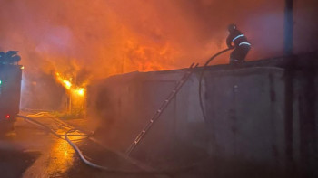 Фотография к новости: Атырауда көппәтерлі тұрғын үйдің жанында 5 гараж өртенді