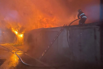 Фотография к новости: Атырауда көппәтерлі тұрғын үйдің жанында 5 гараж өртенді