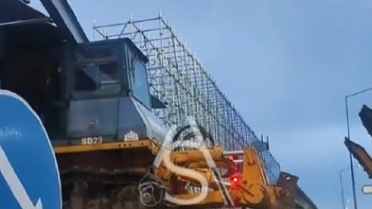 Елордада LRT конструкциясына эвакуатор соқтығысып қалған
