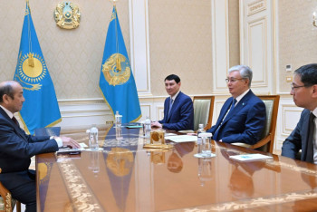 Фотография к новости: Президент жол құрылысы механикасын зерттеуші ғалым Бағдат Телтаевпен кездесті