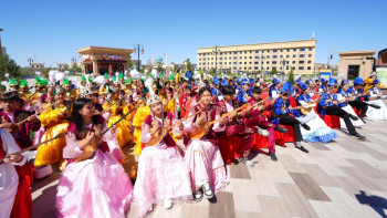 Фотография к новости: Түркістанда халықаралық балаларды қорғау күнінде 500 оқушы бір мезетте күй тартты