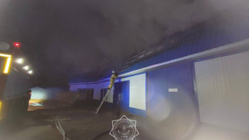 Фотография к новости: Қостанайлық құтқарушылар көлік жуу орнындағы өртті жойды