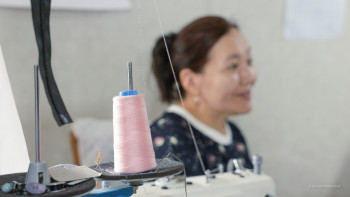 Фотография к новости: Шапандарында Елтаңба белгісі бар: Этнодизайнер заманауи ұлттық киім тігіп жүр