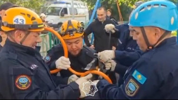 Фотография к новости: Павлодарда бала ойын алаңындағы металл сақинаға қысылып қалды