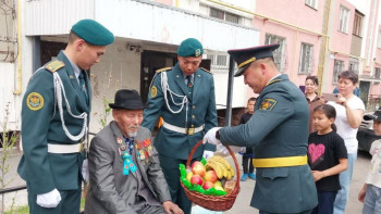 Фотография к новости: Курсанттар соғыс жеңімпазын құттықтады