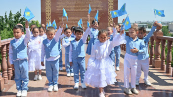 Фотография к новости: Рәміздер күні. Ұлттық челленджге 20 мыңнан аса адам қатысты