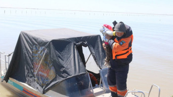 Фотография к новости: Су тасқыны. Талдыкөл тұрғындары үйлеріне қайықпен жеткізілуде