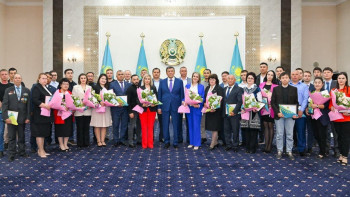 Фотография к новости: Рәміздер күні. СҚО-да тасқынмен күрескен азаматтар марапатталды