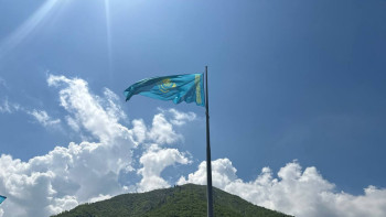 Фотография к новости: Фоторепортаж: Алматыда рәміздер күнінде мемлекеттік ту көтерілді