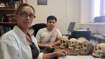 Фотография к новости: Жас ғалым-антрополог Мемлекет басшысының қолынан пәтер кілтін алды