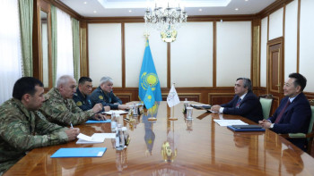 Фотография к новости: Қорғаныс министрі АӨСШК бас хатшысымен кездесті