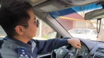 Фотография к новости: Алматыда полиция формасын киіп жол ережесін бұзған адам ұсталды