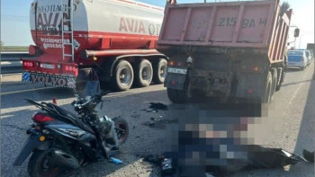 Фотография к новости: Скутер тізгіндеген екі оқушы камаздың астына түсіп, қаза болды