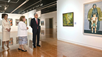 Фотография к новости: Президент Ұлттық музейдегі өнер туындылары көрмесін тамашалады