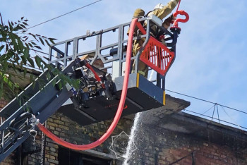 Фотография к новости: Таразда құтқарушылар 10 адамды эвакуациялады