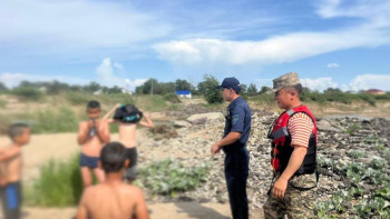 Фотография к новости: Құтқарушылар балаларға су айдындарындағы қауіпсіздік ережелерін түсіндірді