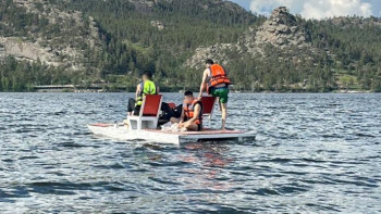 Фотография к новости: Бурабайда катамаран мінген үш жігітті құтқарушылар жағаға алып шықты