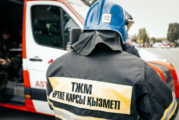 Фотография к новости: Алматыда қойма өртеніп жатыр