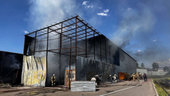 Фотография к новости: Алматыда қоймадағы өрт сөндірілді