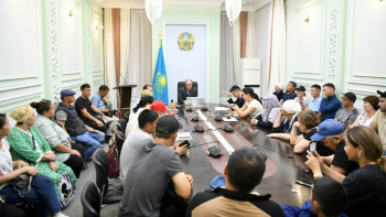 Фотография к новости: БҚО әкімі су тасқынынан зардап шеккен саяжай тұрғындарымен кездесті