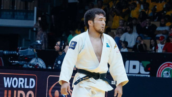 Фотография к новости: Елдос Сметов Париж олимпиадасына барады