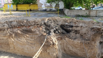 Фотография к новости: Павлодарда жылу желісін жөндеу барысында көне шіркеудің іргетасы табылды