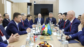 Фотография к новости: Роман Скляр мен Александр Новак Каспий құбыр консорциумының жұмысын талқылады