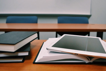 Фотография к новости: Ақтөбе облысында мектеп ғимаратының төбесінен су ағып тұр