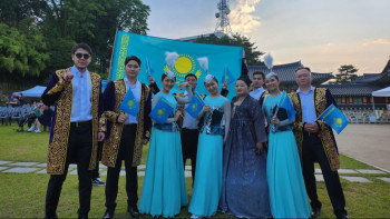 Фотография к новости: Қазақстандық театр әртістері Кореяда өнер көрсетті