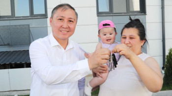 Фотография к новости: Алматыда кезекте тұрғандарға пәтер кілті табысталды