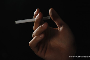 Фотография к новости: Алматыда ұшақ жанында темекі шеккен екі шетелдік жауапқа тартылды