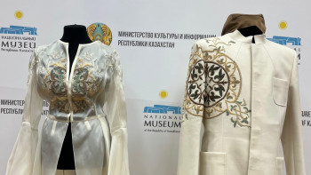 Фотография к новости: Ұлттық музейге чемпиондардың костюмдері табысталды