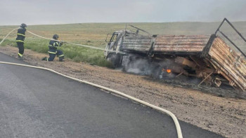 Фотография к новости: Маңғыстаудағы республикалық маңыздағы тас жолда жүк көлігі өртенді