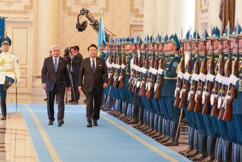 Фотография к новости: Президент Юн Сок Ёльді Ақордада қарсы алды